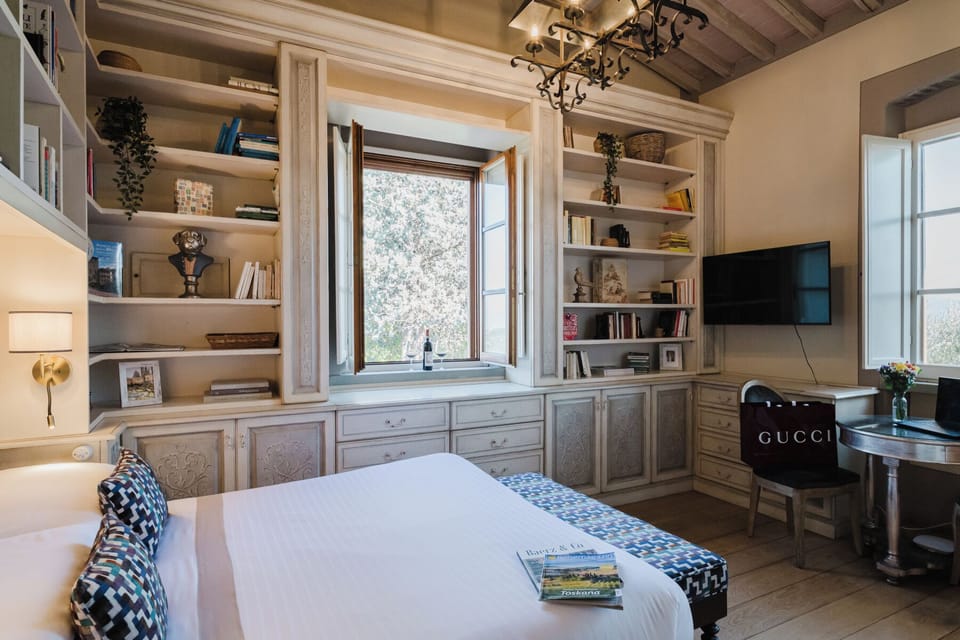 Deluxe Double Room | Minibar, in-room safe, desk, blackout drapes