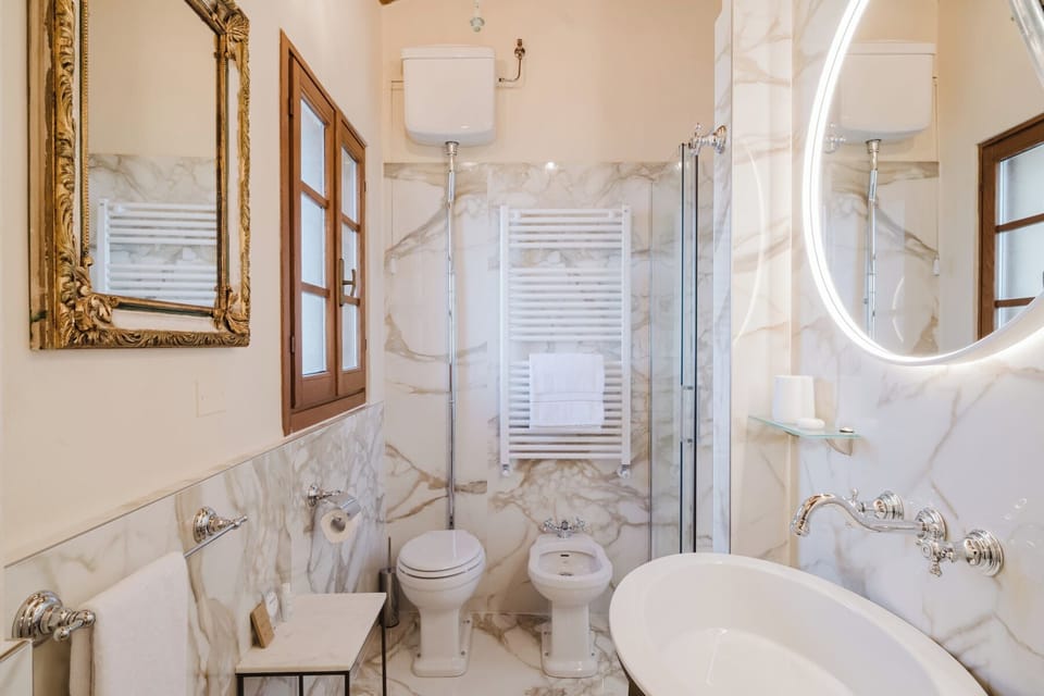 Junior Suite | Bathroom | Shower, free toiletries, hair dryer, bidet