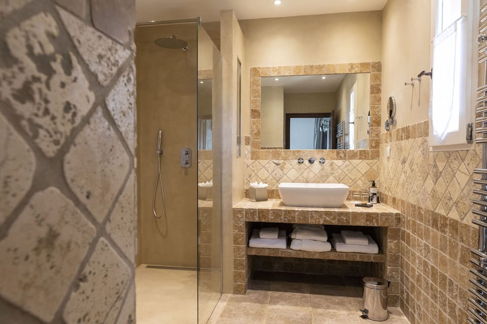 Luxury Room | Bathroom | Free toiletries, hair dryer, bathrobes, slippers