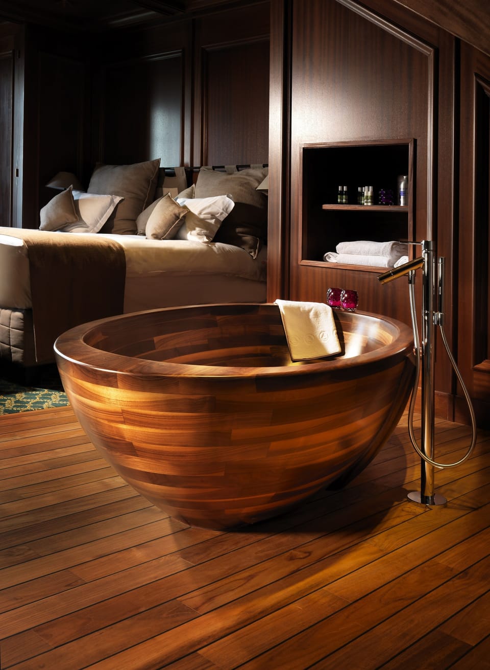 Lili's Suite Lake View - Spa Access Included | Bathroom | Combined shower/tub, free toiletries, hair dryer, slippers