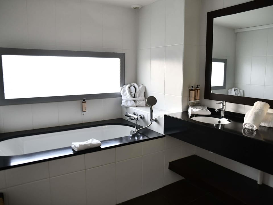 1 bedroom, minibar (free items), in-room safe, blackout drapes