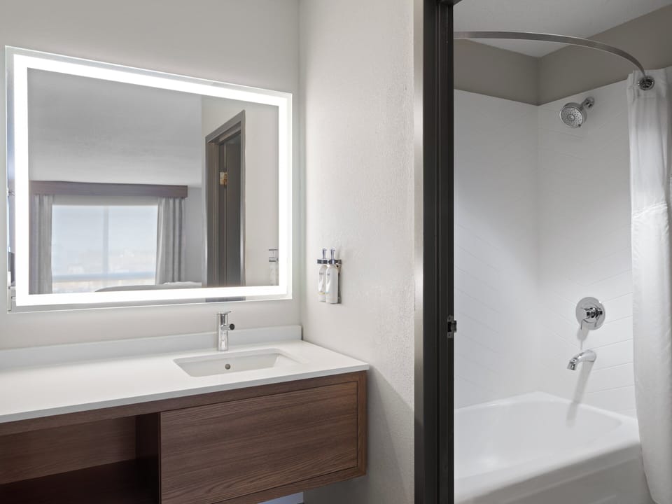 Standard Room | Bathroom | Shower, free toiletries, hair dryer, towels