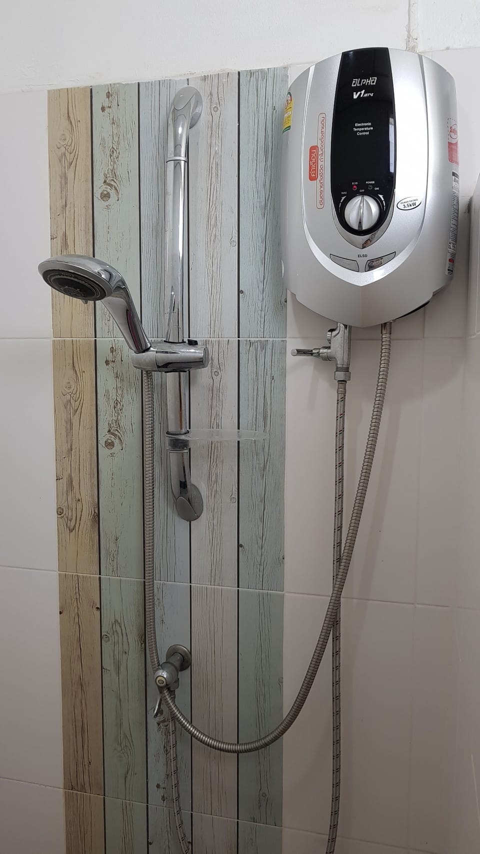 Family Room | Bathroom shower