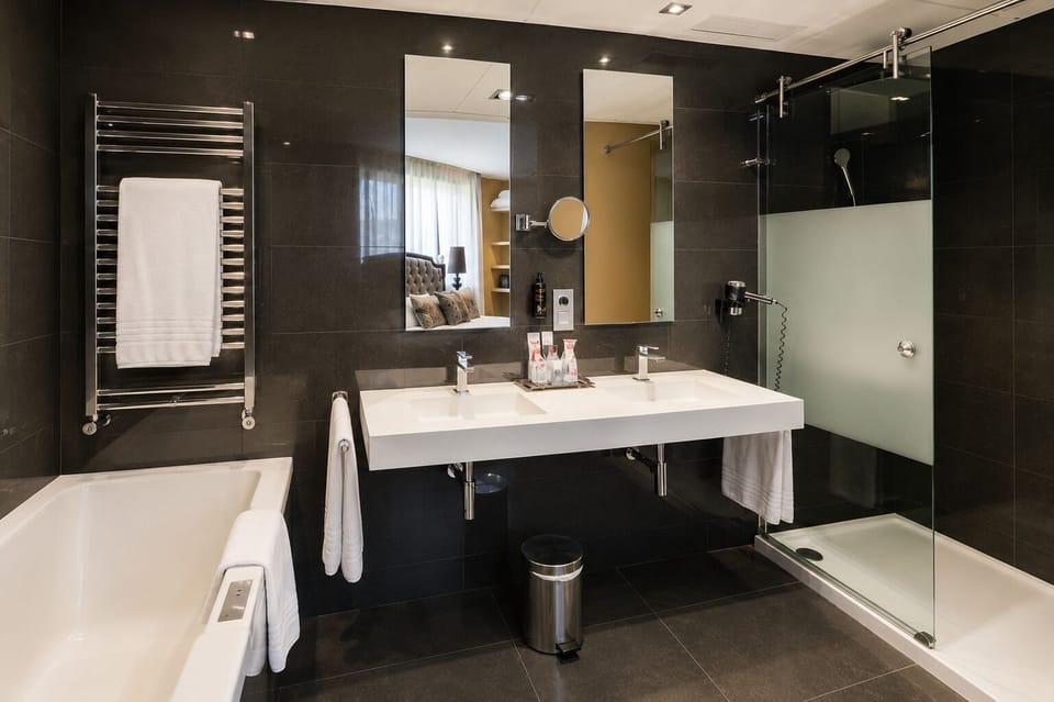 Classic Suite | Bathroom | Shower, free toiletries, hair dryer, towels
