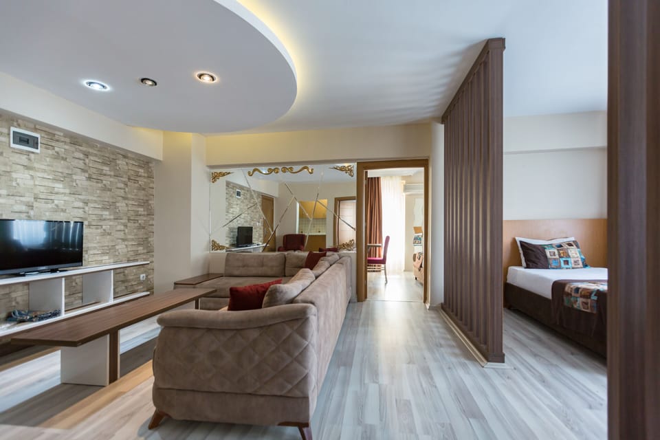 Deluxe Suite | Minibar, in-room safe, desk, soundproofing