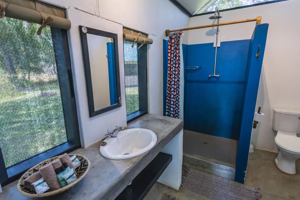 Shower, free toiletries, towels