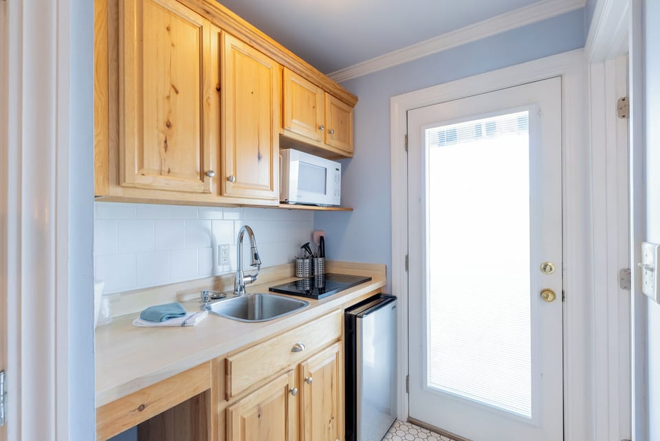 Standard Suite, Multiple Beds | Private kitchen | Fridge, microwave