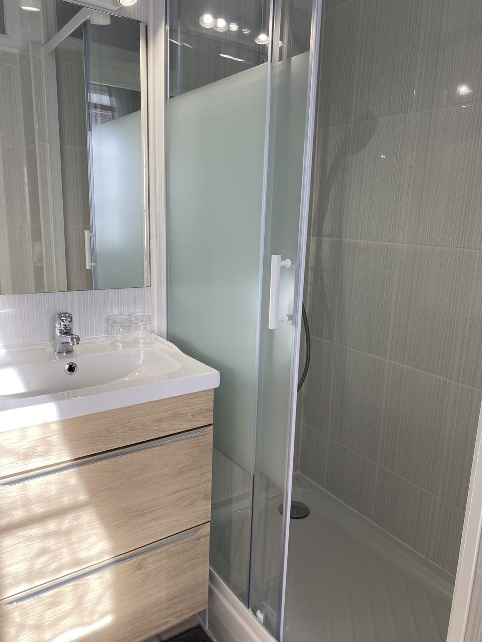 Superior Double Room, 1 Double Bed | Bathroom | Shower, free toiletries, hair dryer, towels
