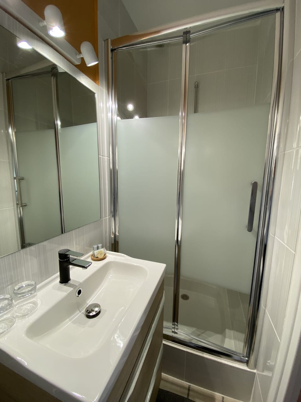 Superior Twin Room, 2 Twin Beds | Bathroom | Shower, free toiletries, hair dryer, towels