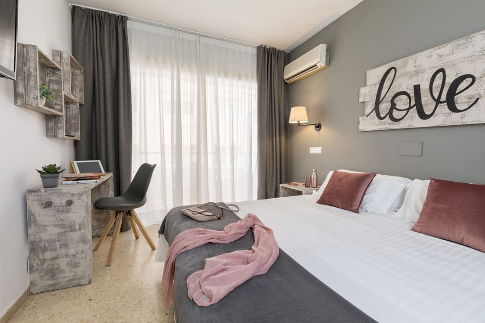Double Room | Desk, iron/ironing board, free WiFi, bed sheets
