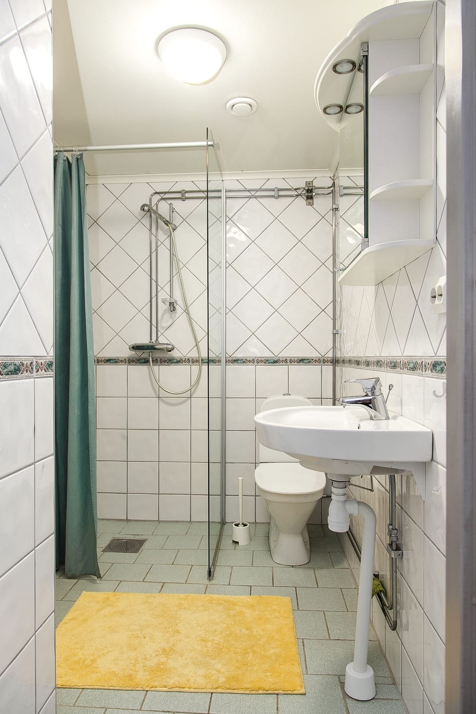Quadruple Room, Private Bathroom | Bathroom | Shower, hair dryer (on request), towels