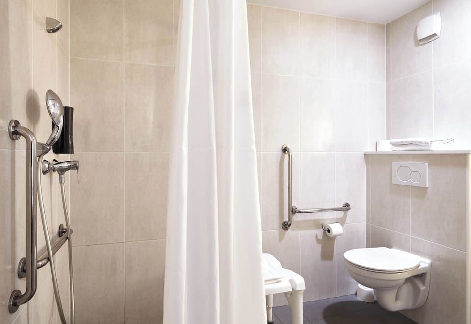 Double Room, Accessible, Non Smoking | Bathroom | Shower, towels