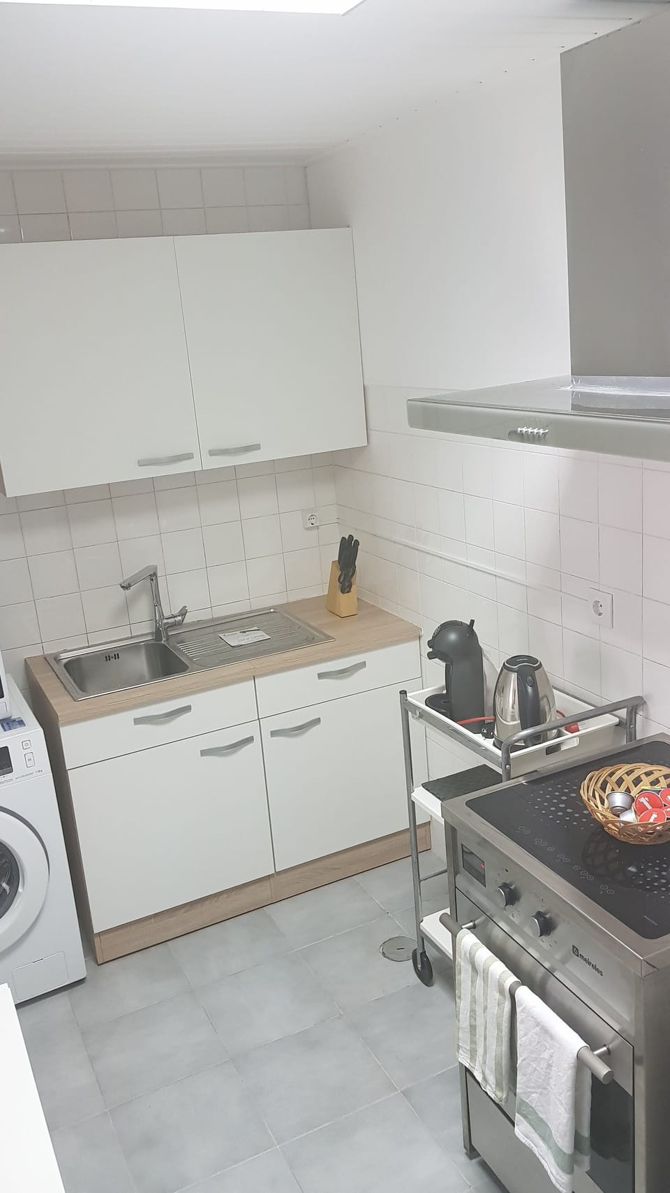 Apartment, 1 Bedroom (E) | Private kitchen | Full-size fridge, microwave, oven, stovetop
