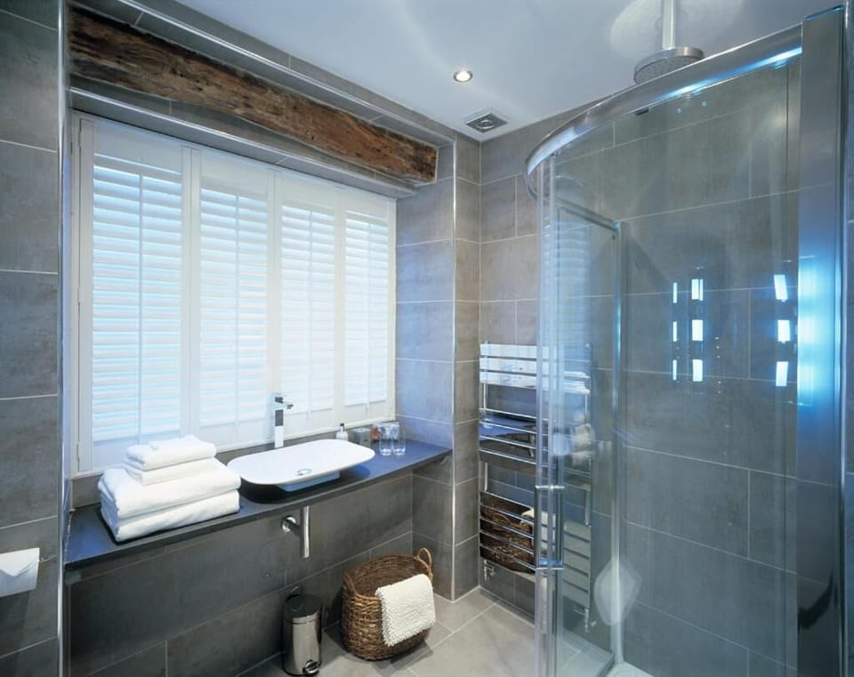 Shower, designer toiletries, hair dryer