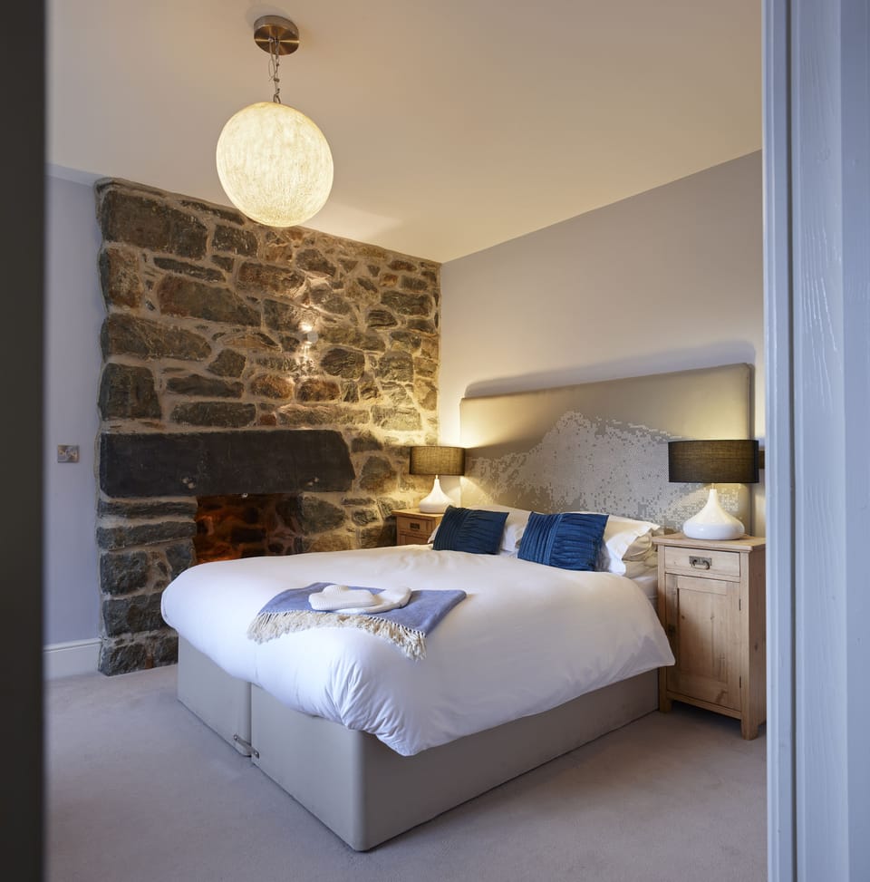 Executive Double Room | Desk, iron/ironing board, free WiFi, bed sheets