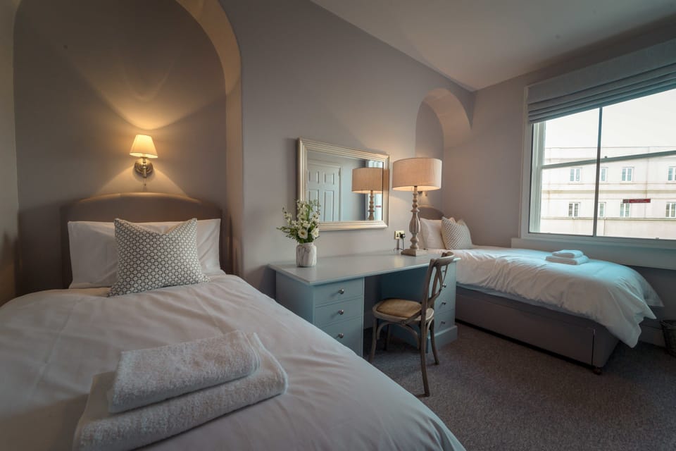Twin Room, Ensuite | WiFi (free), bed sheets