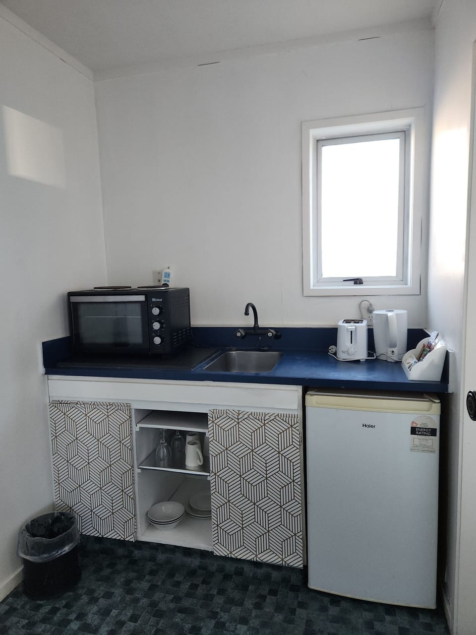 Standard Studio, Non Smoking, Kitchen (Studio Unit) | Private kitchen | Fridge, microwave, oven, stovetop