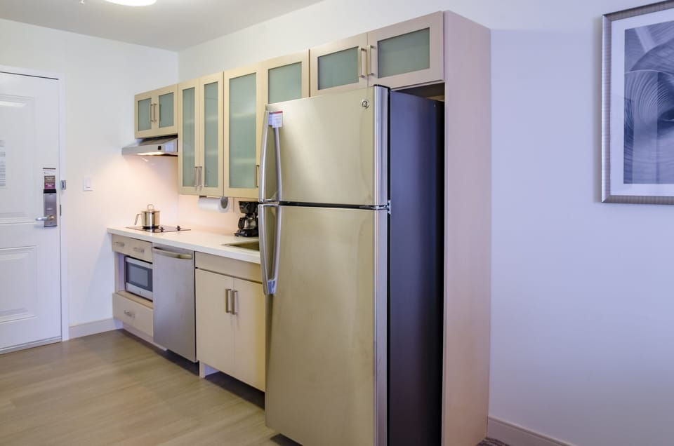 Studio Suite, 2 Double Beds | Private kitchen | Coffee/tea maker, fridge, microwave, stovetop
