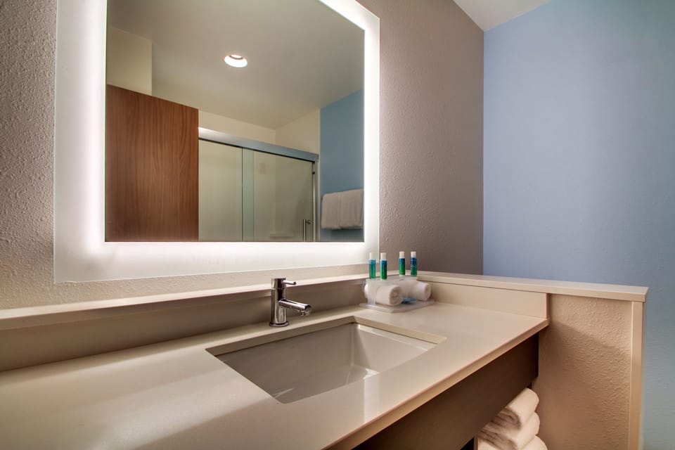 Separate tub and shower, rainfall showerhead, free toiletries