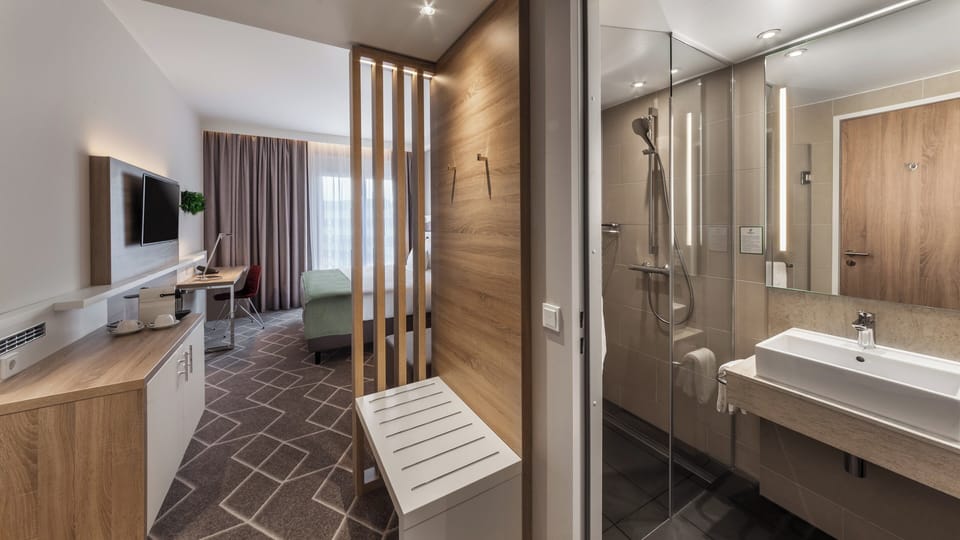 Standard Room, 1 King Bed, Corner | In-room safe, desk, laptop workspace, blackout drapes