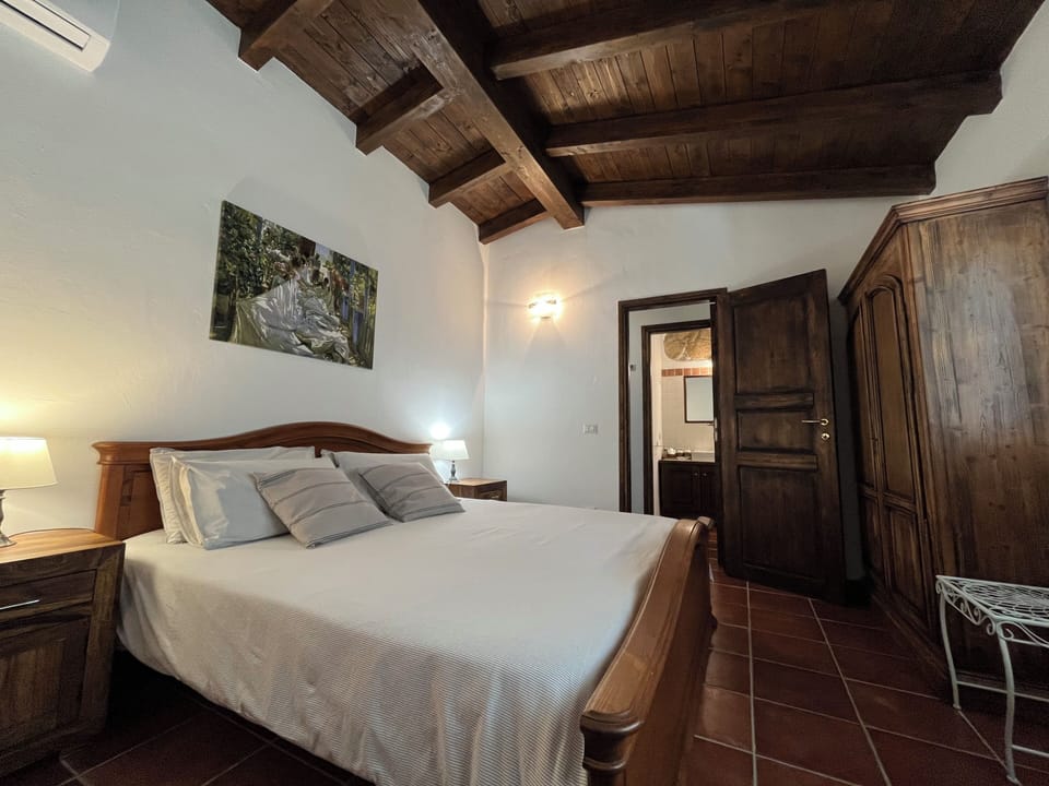 Romantic Cottage, 1 King Bed with Sofa bed, Kitchen, Sea View | Premium bedding, minibar, individually furnished, desk
