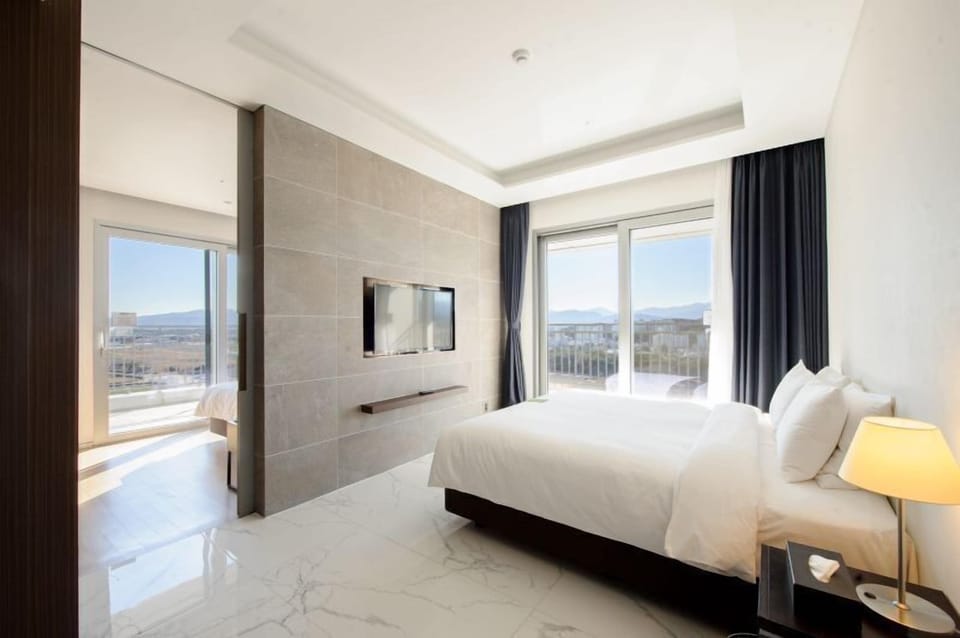 Junior Suite, Partial Ocean View | Premium bedding, in-room safe, desk, laptop workspace