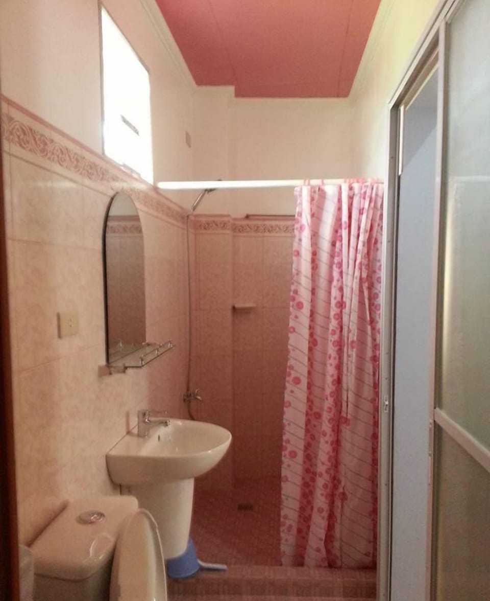 Shower, free toiletries, towels