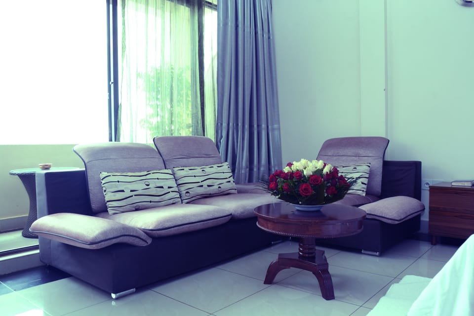 Grand Suite | Living area | 32-inch flat-screen TV with cable channels, TV, pay movies
