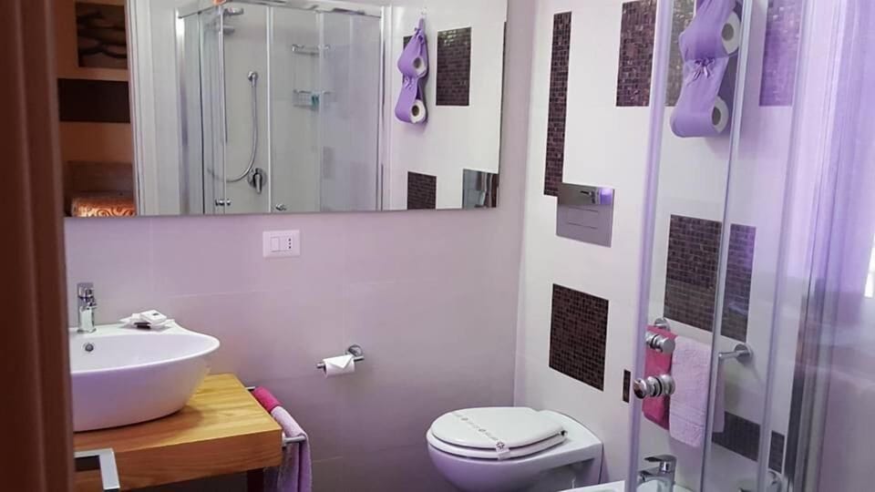 Shower, rainfall showerhead, free toiletries, hair dryer
