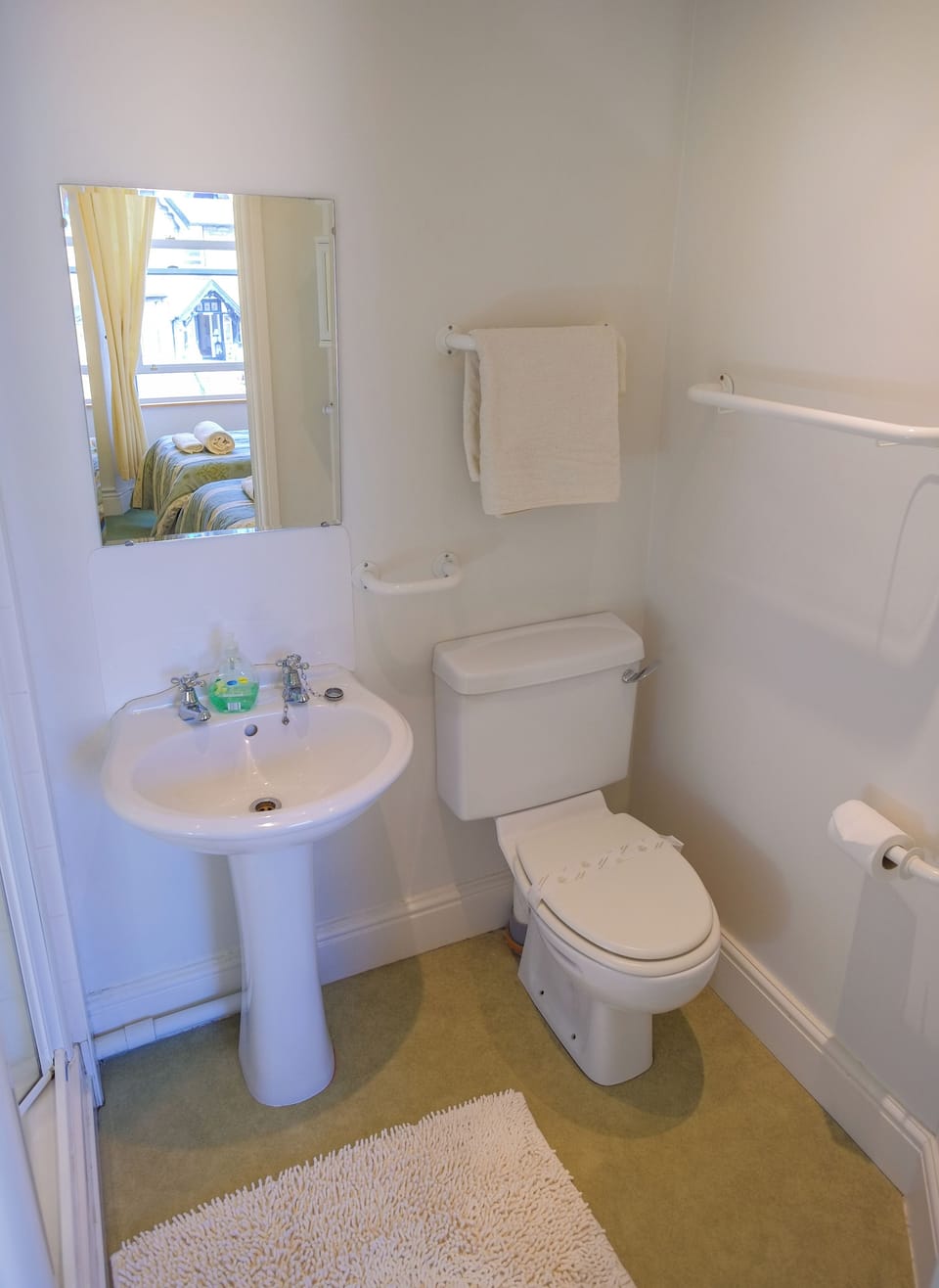 Twin Room | Desk, laptop workspace, blackout drapes, iron/ironing board