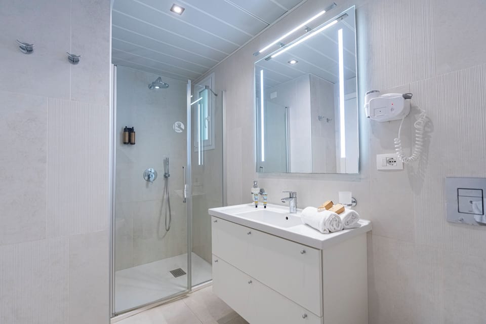 Deluxe Double Room, Sea View | Bathroom | Shower, free toiletries, hair dryer, bidet