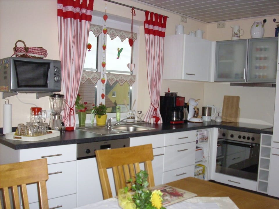 Comfort Apartment, 2 Bedrooms, Balcony, Garden View | Private kitchen | Fridge, microwave, oven, stovetop