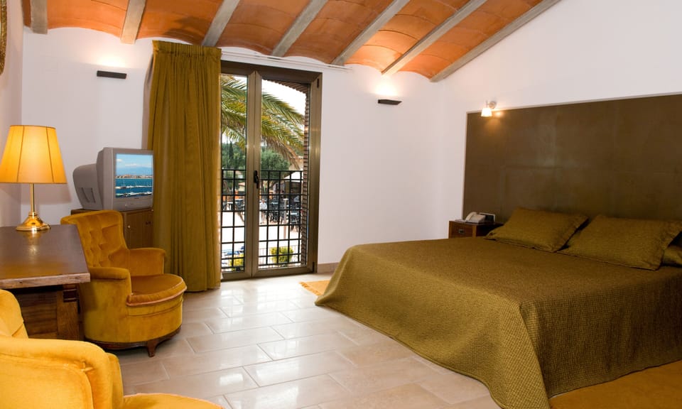 Comfort Suite | In-room safe, iron/ironing board, free WiFi, bed sheets