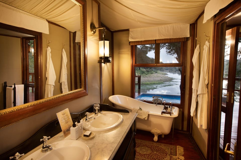 Suite | Bathroom | Separate tub and shower, free toiletries, hair dryer, bathrobes