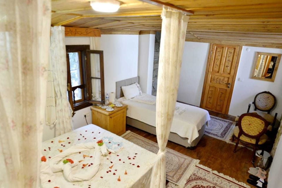 Standard Double Room | Desk, soundproofing, iron/ironing board (on request), WiFi (free)