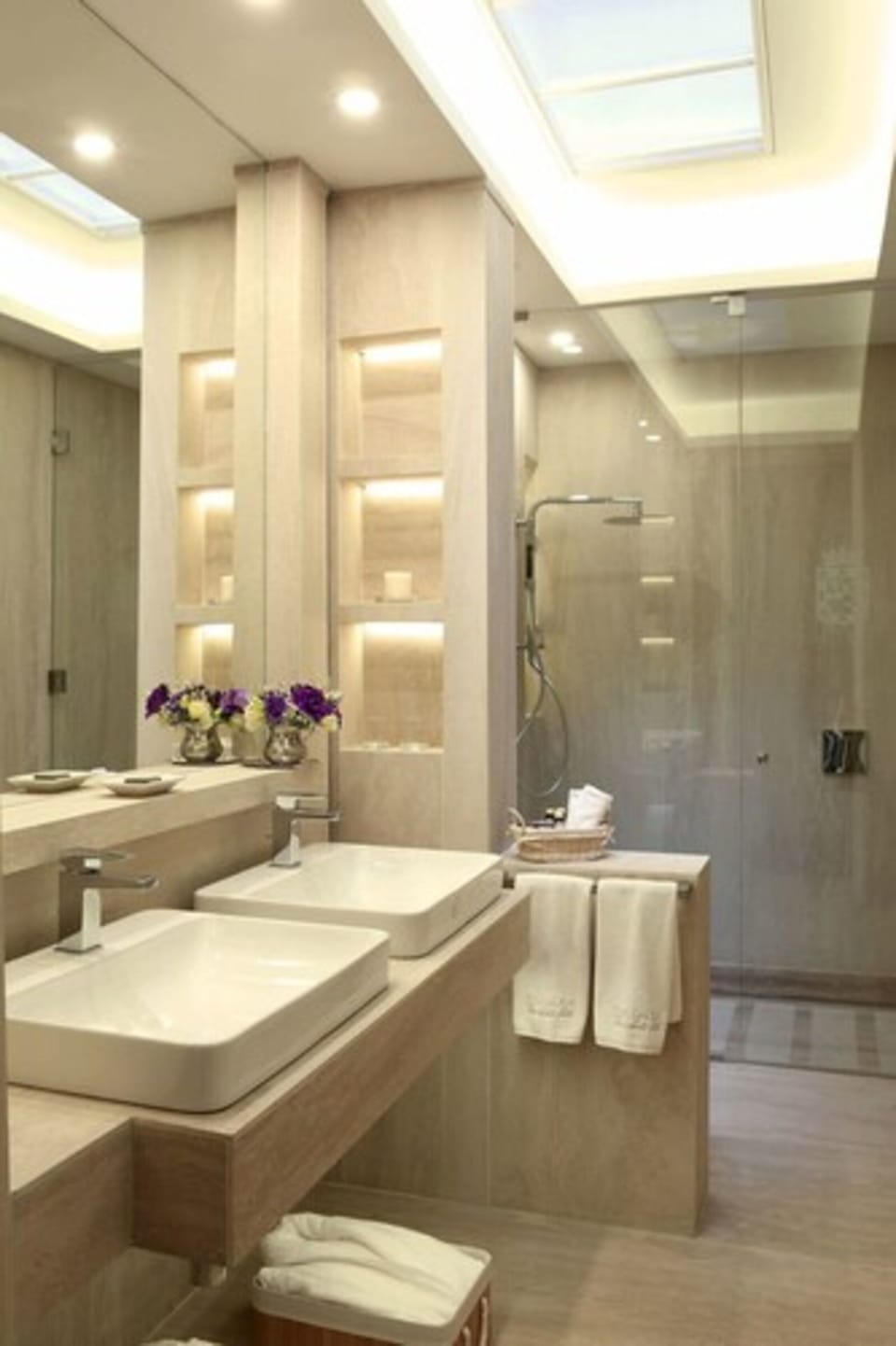 Suite, 1 Double Bed | Bathroom | Shower, free toiletries, hair dryer, bathrobes