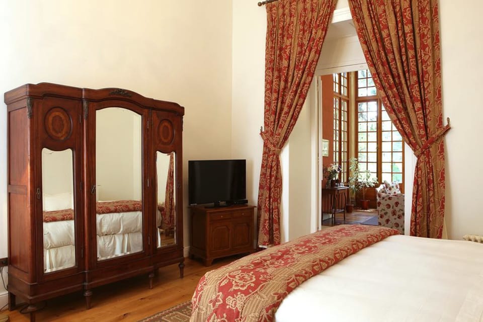Suite, 1 Double Bed | Premium bedding, in-room safe, individually decorated, desk