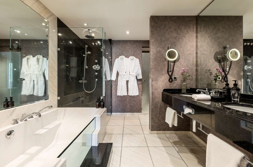 Superior Suite (Hommage) | Bathroom | Combined shower/tub, designer toiletries, hair dryer, bathrobes
