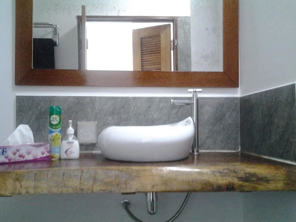 Shower, free toiletries, towels