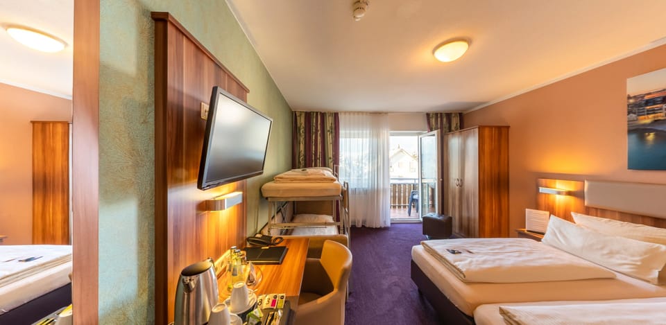 Family Room (Relax) | Desk, soundproofing, iron/ironing board, free WiFi