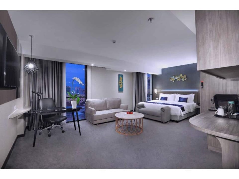 Executive Suite | Minibar, in-room safe, desk, soundproofing