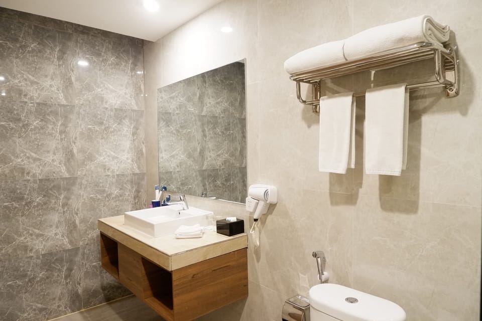 Superior Room | Bathroom | Shower, free toiletries, hair dryer, slippers
