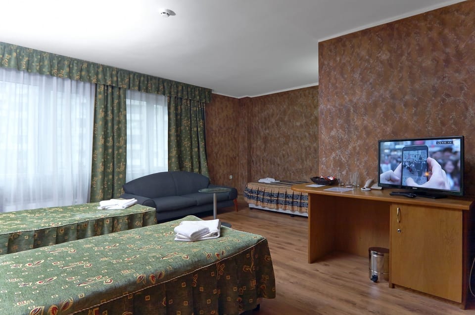 Triple Room | Minibar, desk, iron/ironing board, free cribs/infant beds