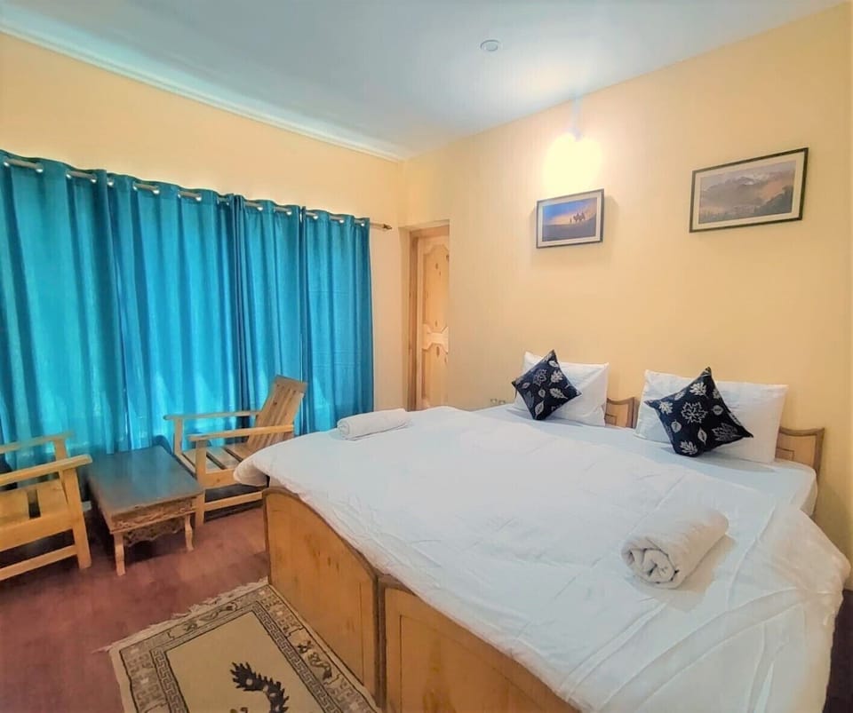 Deluxe Room | Rollaway beds (surcharge), bed sheets