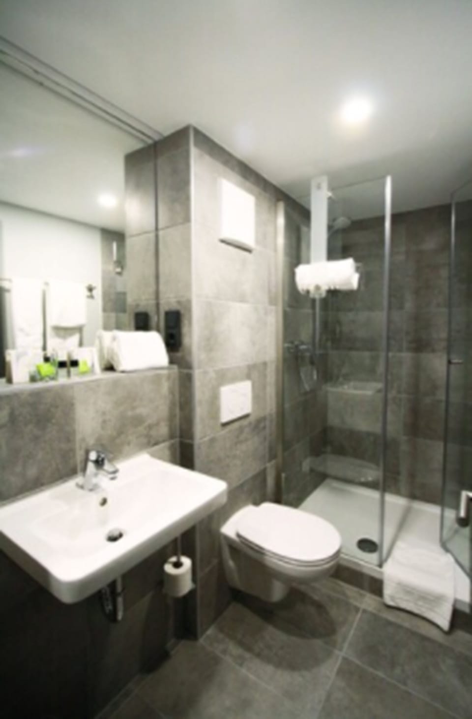 Shower, free toiletries, towels