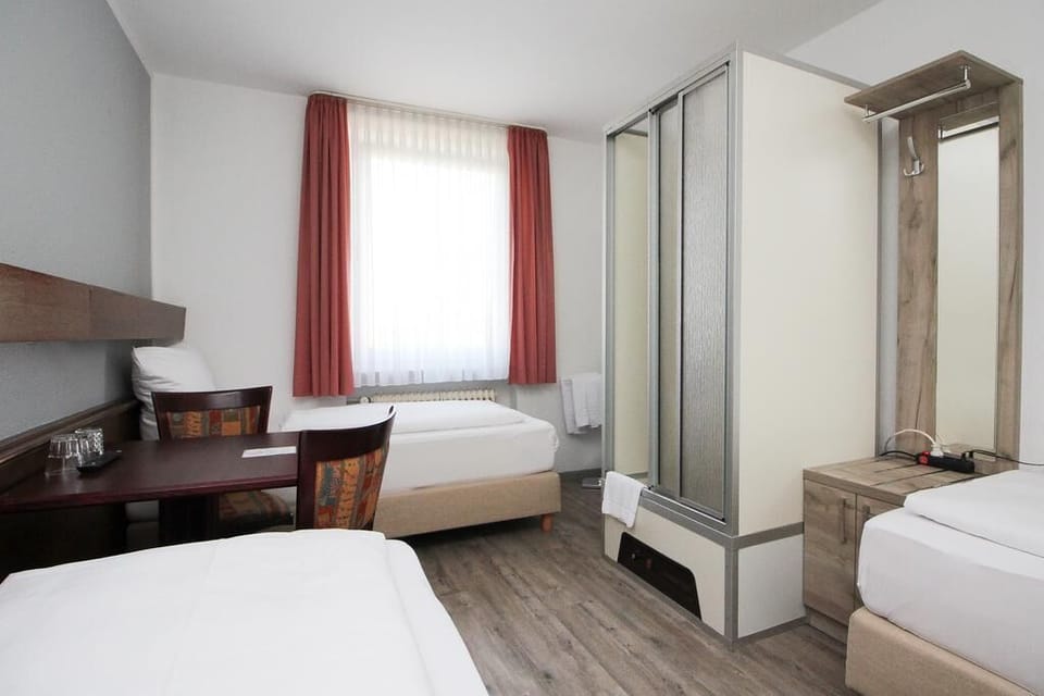 Economy Plus triple room with shower, shared WC | Desk, free WiFi, bed sheets