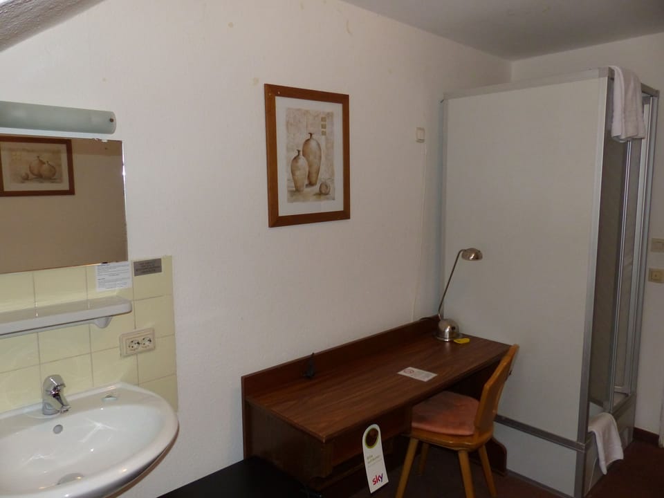 Economy Plus single room with shower, shared WC | Bathroom | Towels, soap, shampoo, toilet paper
