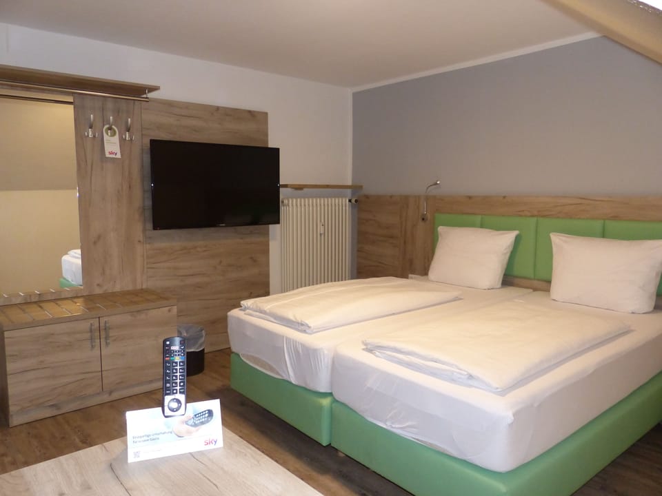 Triple Room, Private Bathroom | Desk, free WiFi, bed sheets
