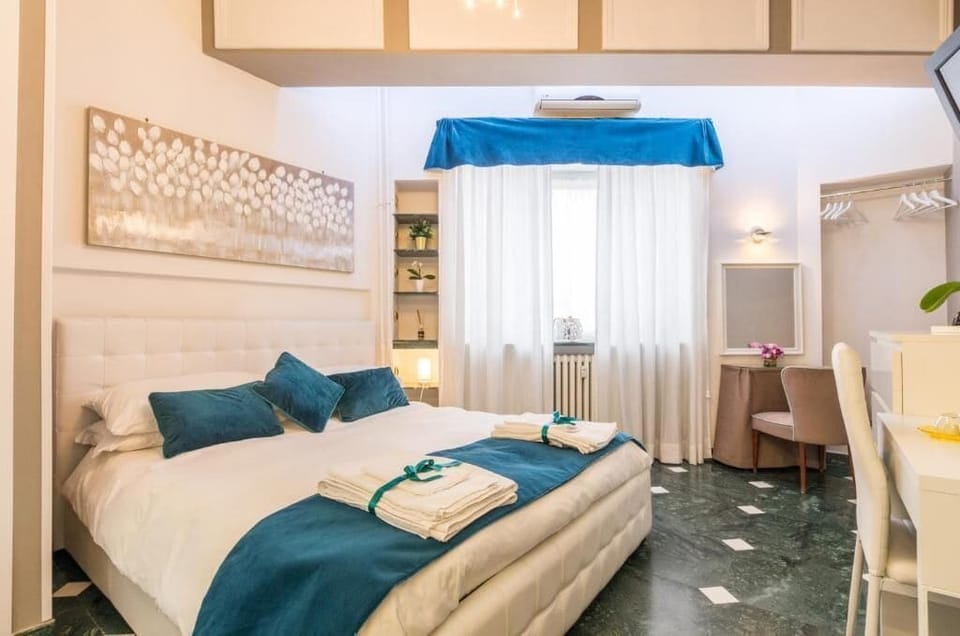 Double Room | In-room safe, desk, free WiFi, bed sheets
