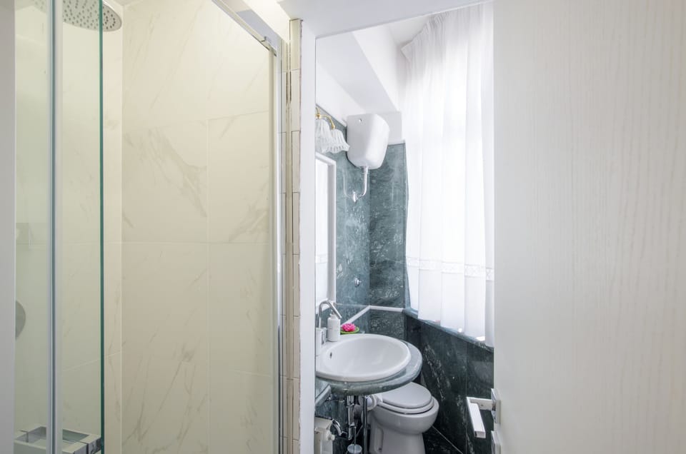 Double Room | Bathroom | Shower, rainfall showerhead, free toiletries, hair dryer